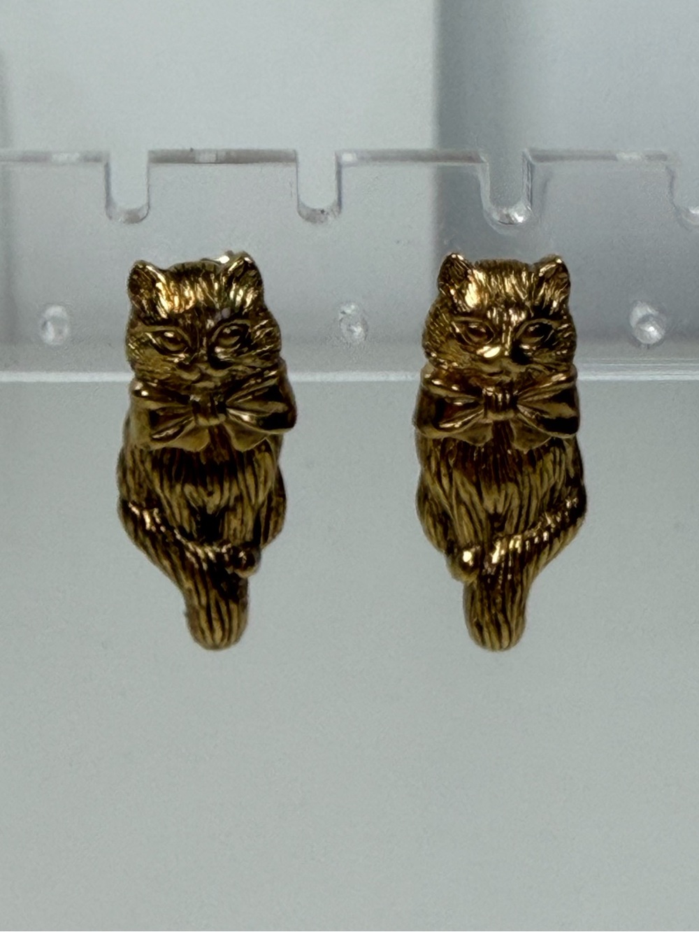 Old Stock AVON DANGLING GOLD TONE KITTY CAT FRONT TO‎ BACK PIERCED EARRINGS.